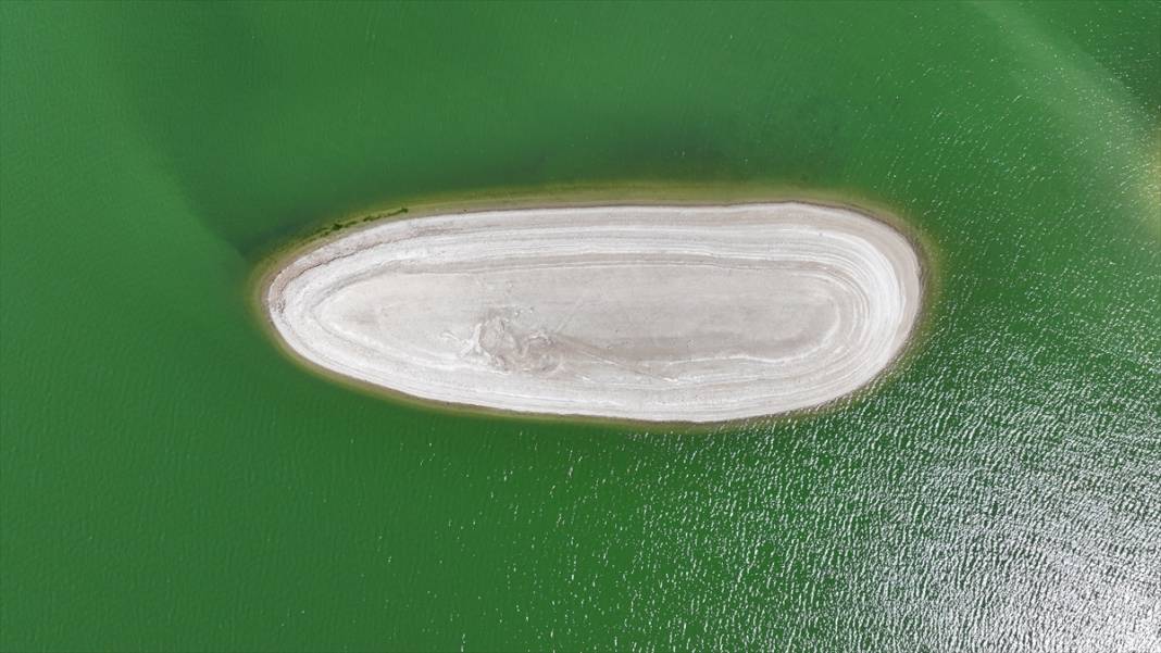 Barajdaki su çekildi, köy enkazı ortaya çıktı, balık kafesleri zeminle buluştu 6